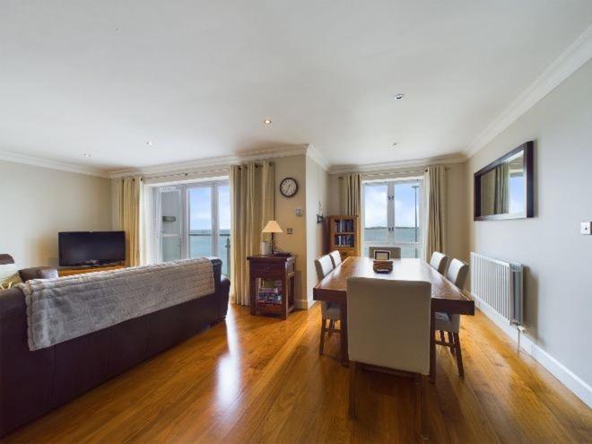 Cosy 3 Bedroom Apartment In Central Portrush With Sea Views 외부 사진