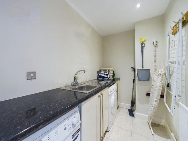 Cosy 3 Bedroom Apartment In Central Portrush With Sea Views 외부 사진