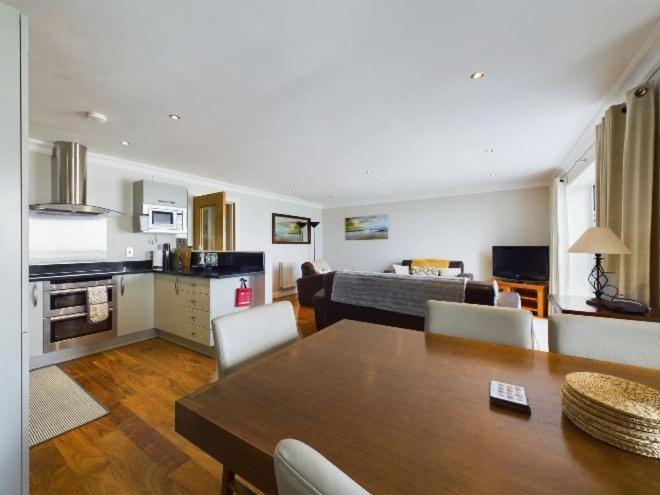 Cosy 3 Bedroom Apartment In Central Portrush With Sea Views 외부 사진