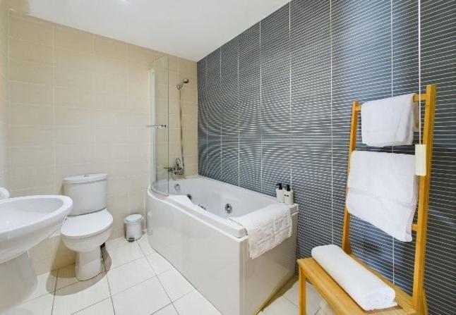 Cosy 3 Bedroom Apartment In Central Portrush With Sea Views 외부 사진